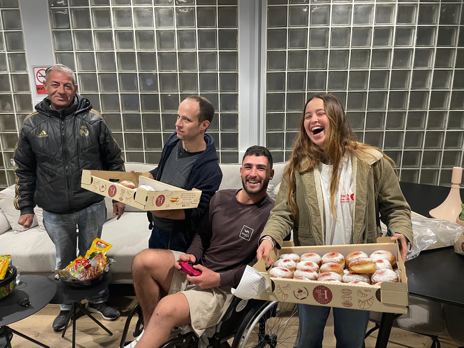 Volunteers_visiting_rehabilitation_wing_on_Hanukka[1]